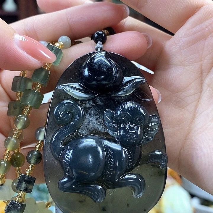 蛇纹石玉未镶嵌颈饰