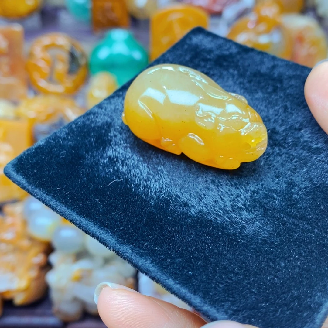 未镶嵌石英质玉（黄龙玉）颈饰