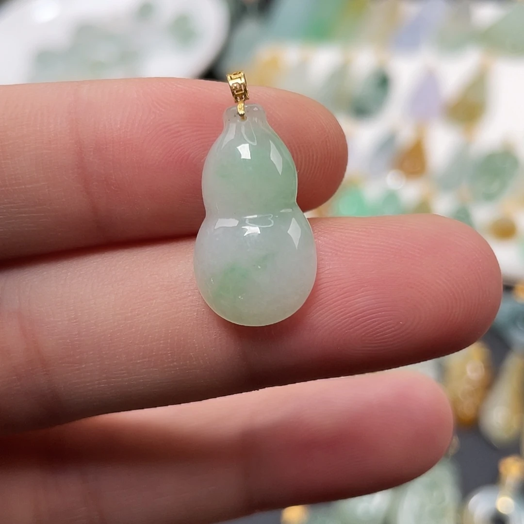 翡翠18K金镶嵌颈饰葫芦