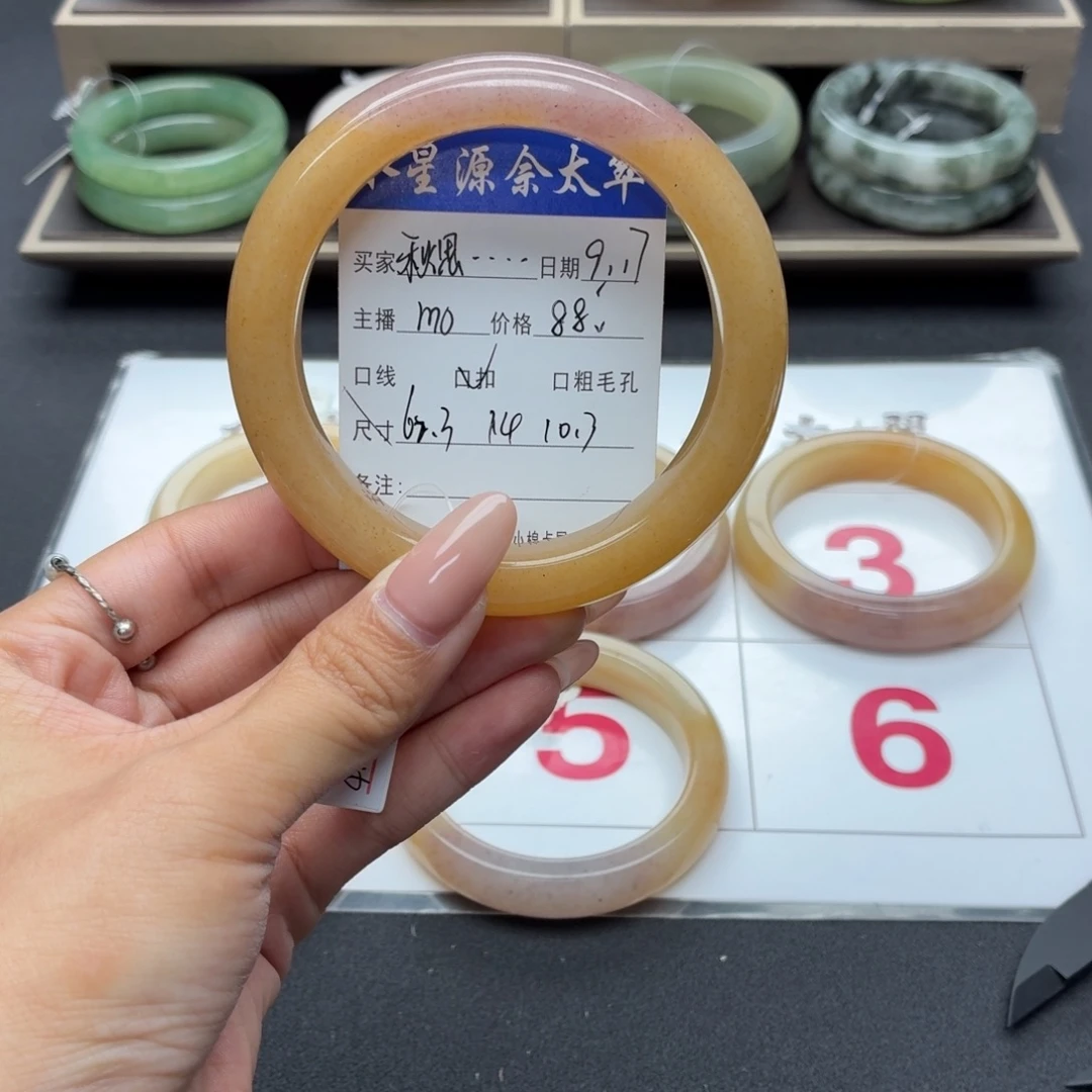 秋***语未镶嵌手镯石英质玉