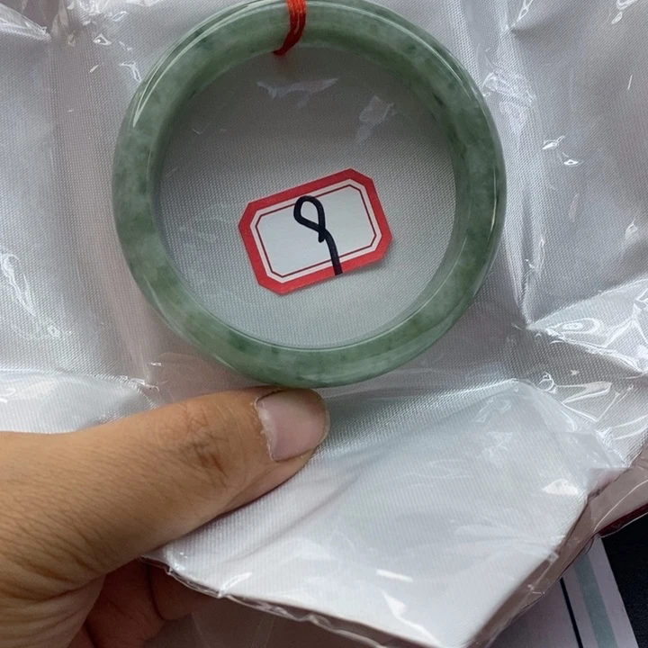 翡翠手镯未镶嵌翡翠