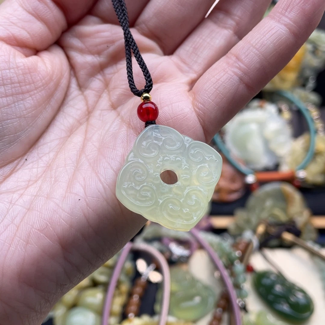 蛇纹石玉颈饰未镶嵌