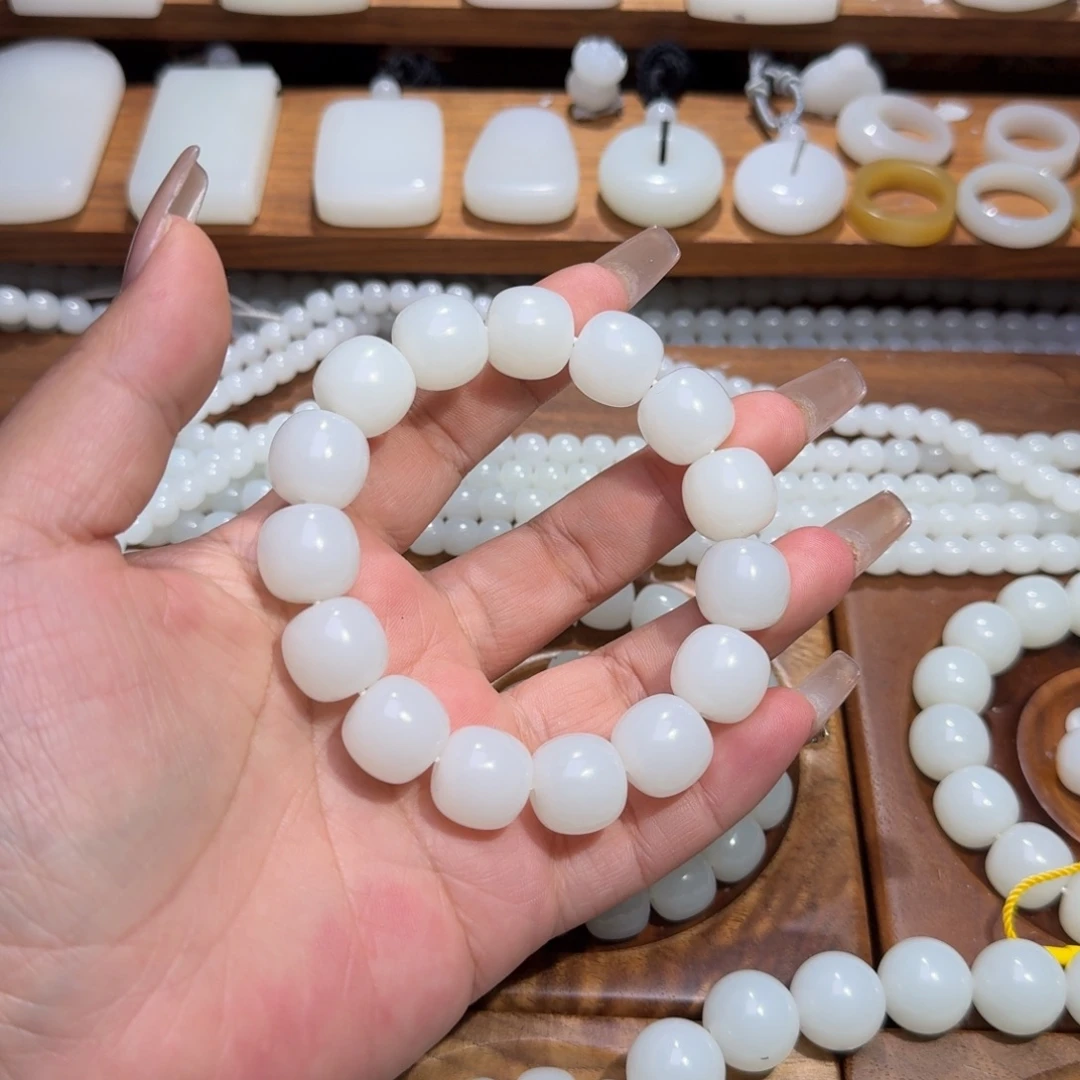 王***一和田玉未镶嵌颈饰