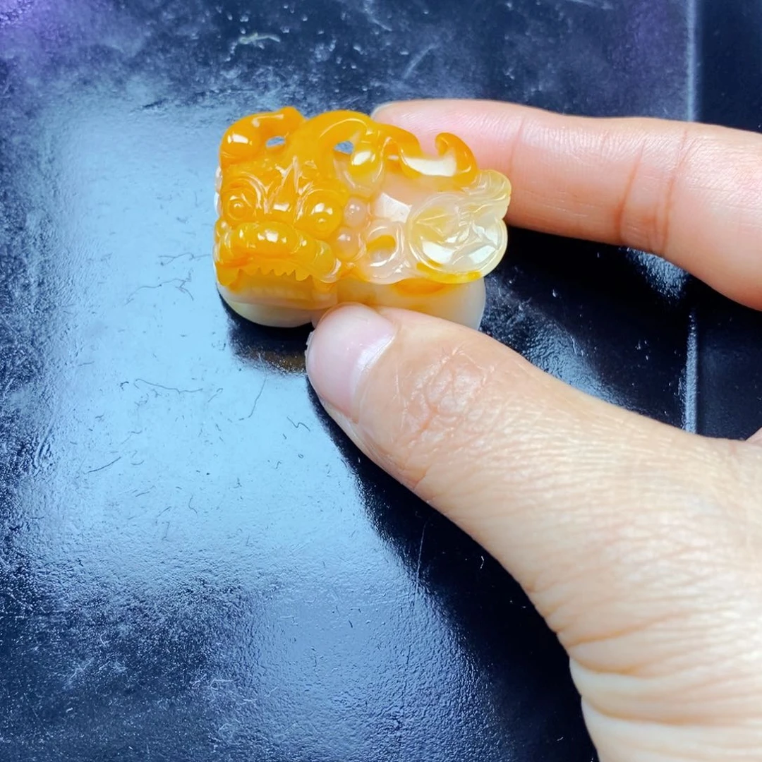 石英质玉（黄龙玉）未镶嵌颈饰