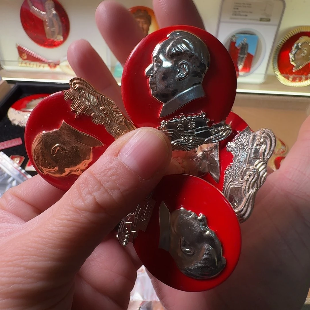 摸***尉铝徽章四枚给老铁……