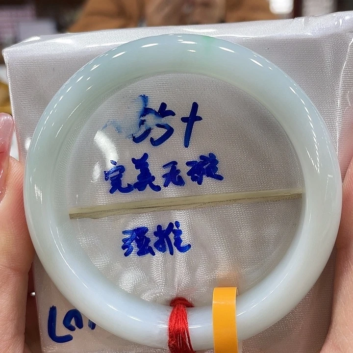 翡翠手镯未镶嵌翡翠手镯