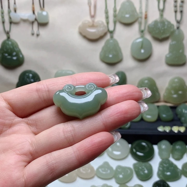 和田玉吊坠未镶嵌青*