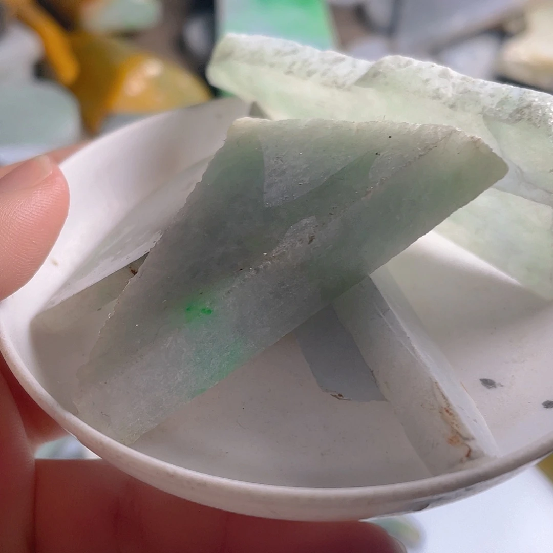 颈饰未镶嵌翡翠。