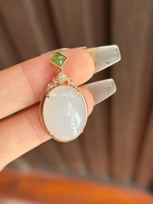 040225 和田玉18k金镶嵌羊脂玉吊坠 多样性发其一