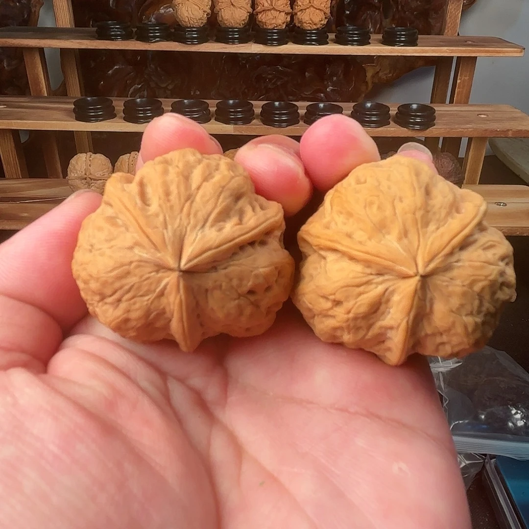 文玩核桃吊坠2轻微色差三棱