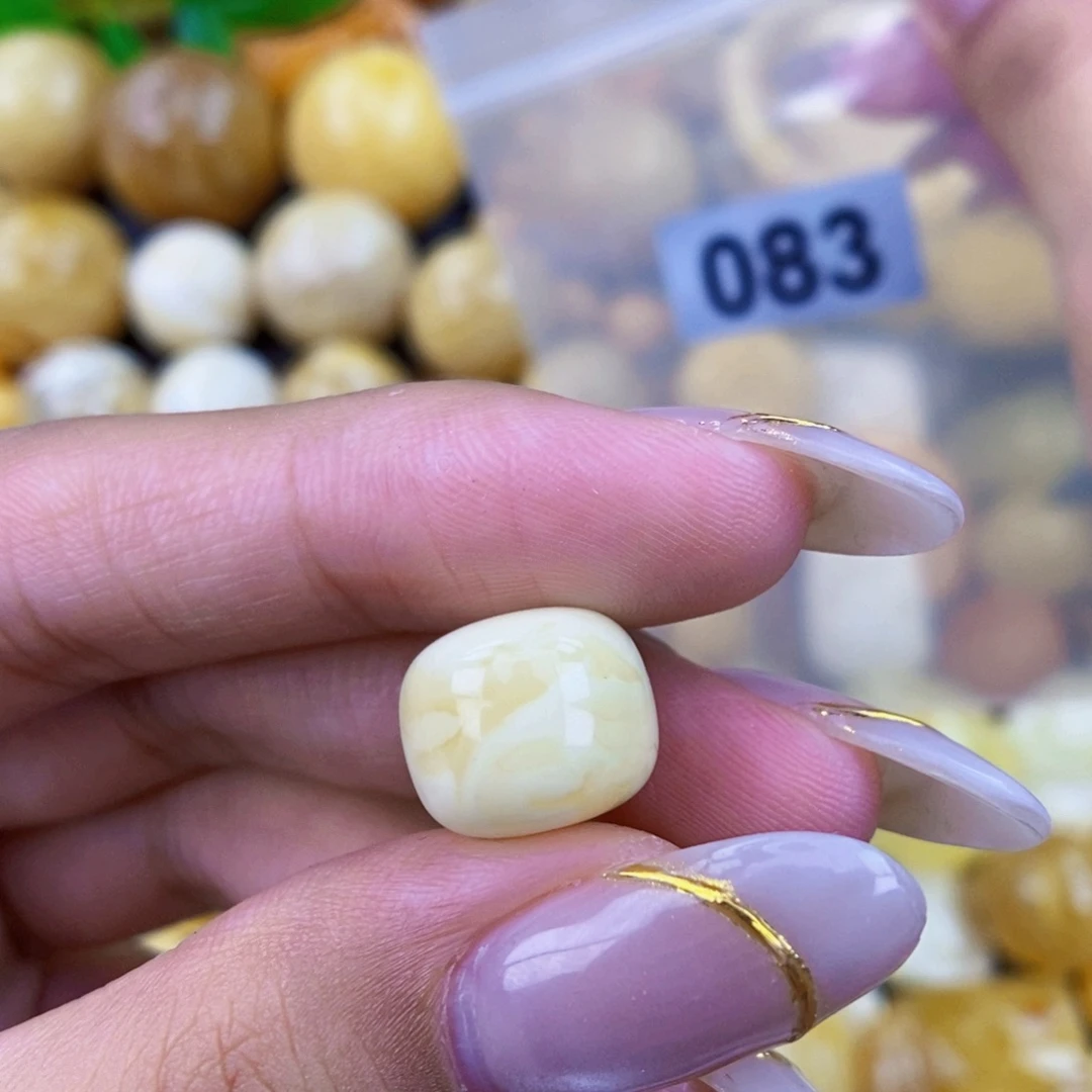 金***比未镶嵌琥珀珠宝奇石