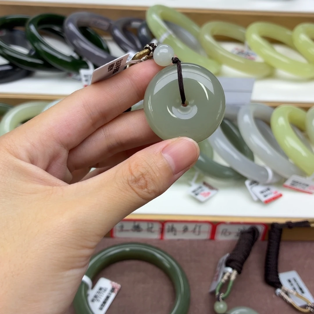 陈***师未镶嵌手镯和田玉