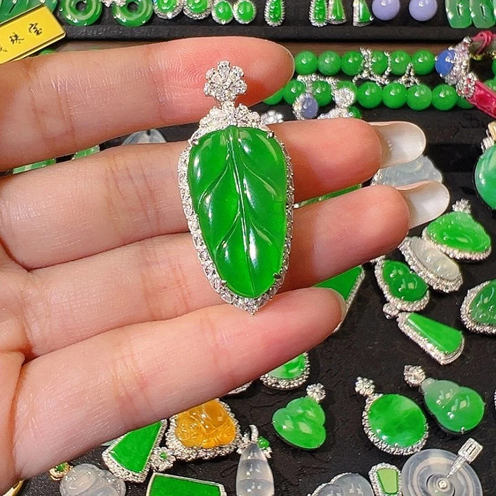 翡翠18K金镶嵌颈饰吊坠