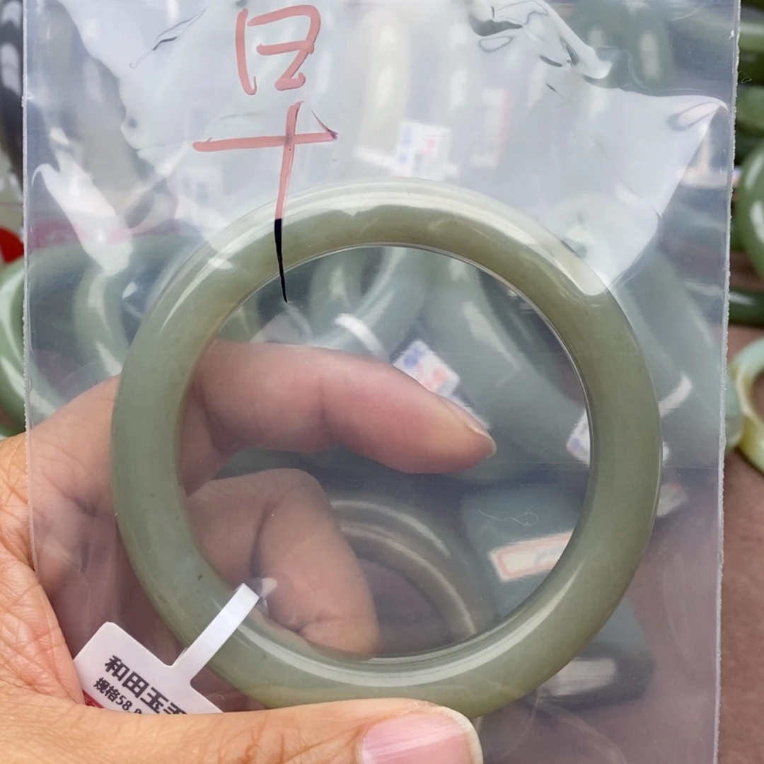 和田玉手镯未镶嵌早*