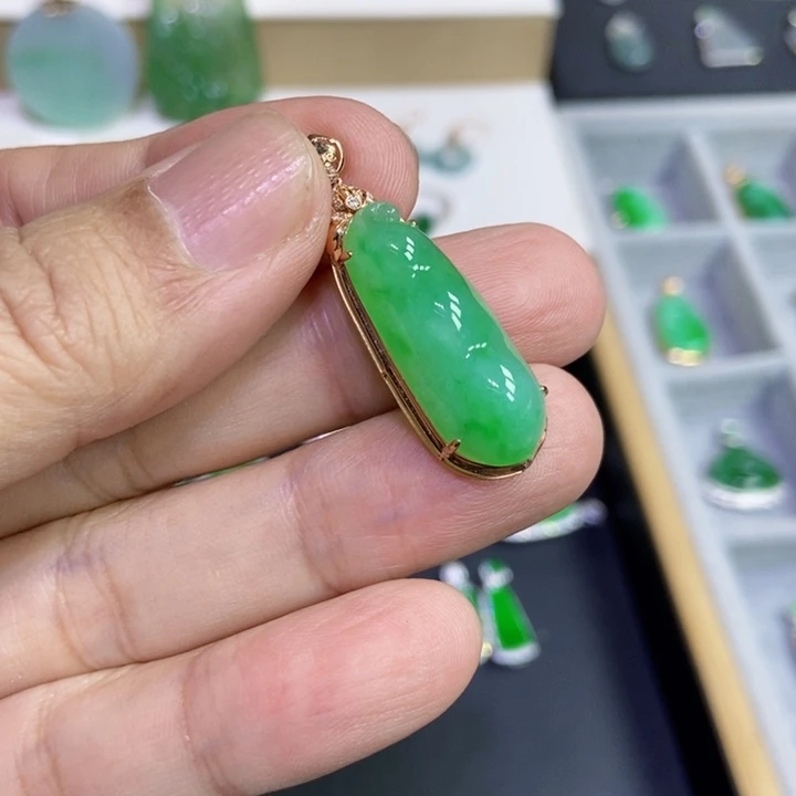 翡翠18K金镶嵌颈饰