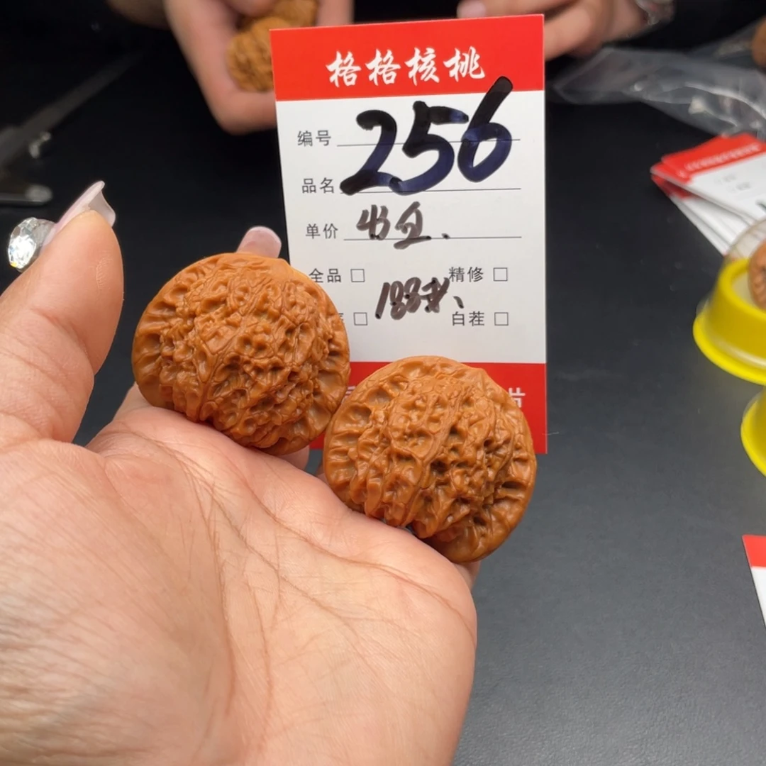 南***人把件文玩核桃43尺寸血麒麟