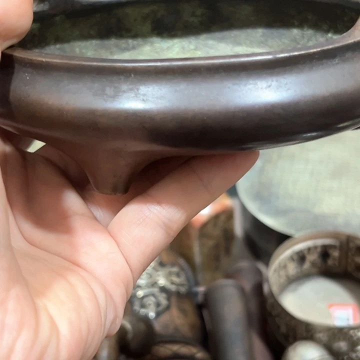 白***哥铜做工精细漂亮，圆形炉子，三足腿