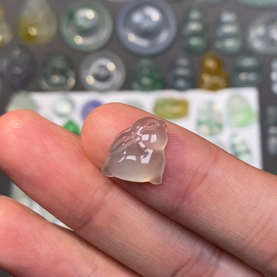 翡翠未镶嵌颈饰兔子