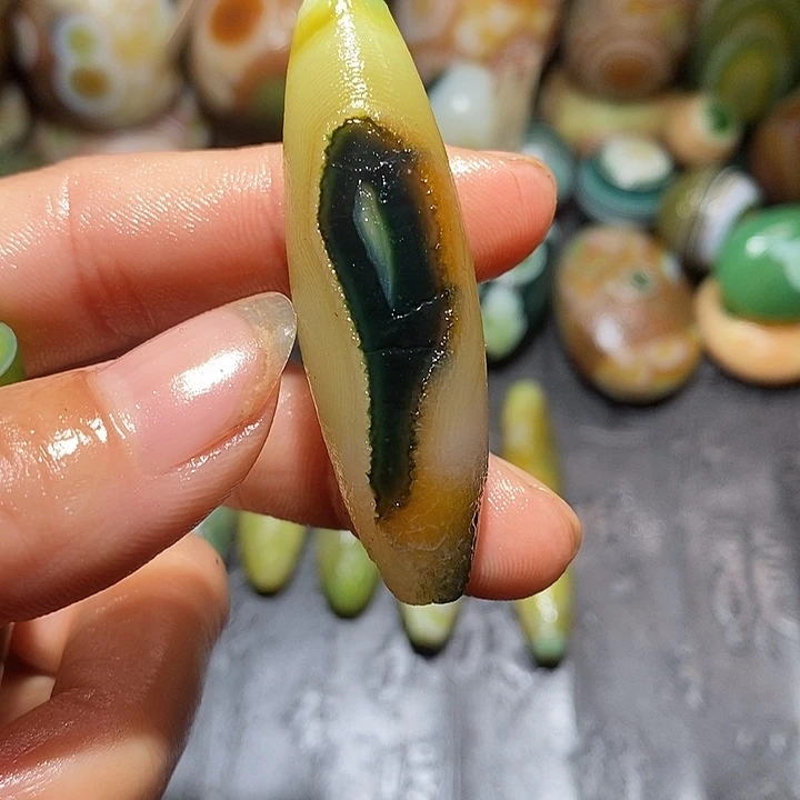 焕***石玛瑙/玉髓颈饰合金