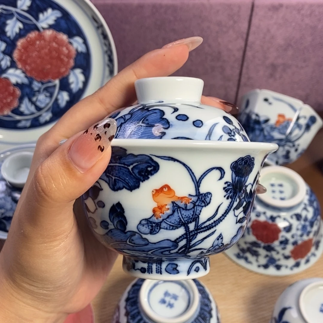 陶阳春白雪青花矾红满荷逍遥蛙盖碗
