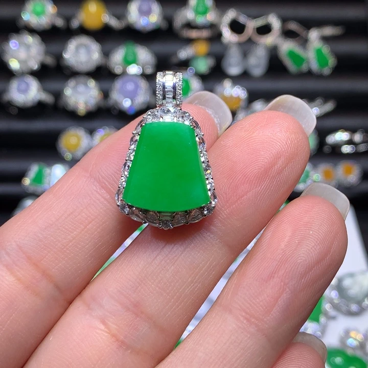 翡翠18K金镶嵌颈饰冰阳绿无事牌