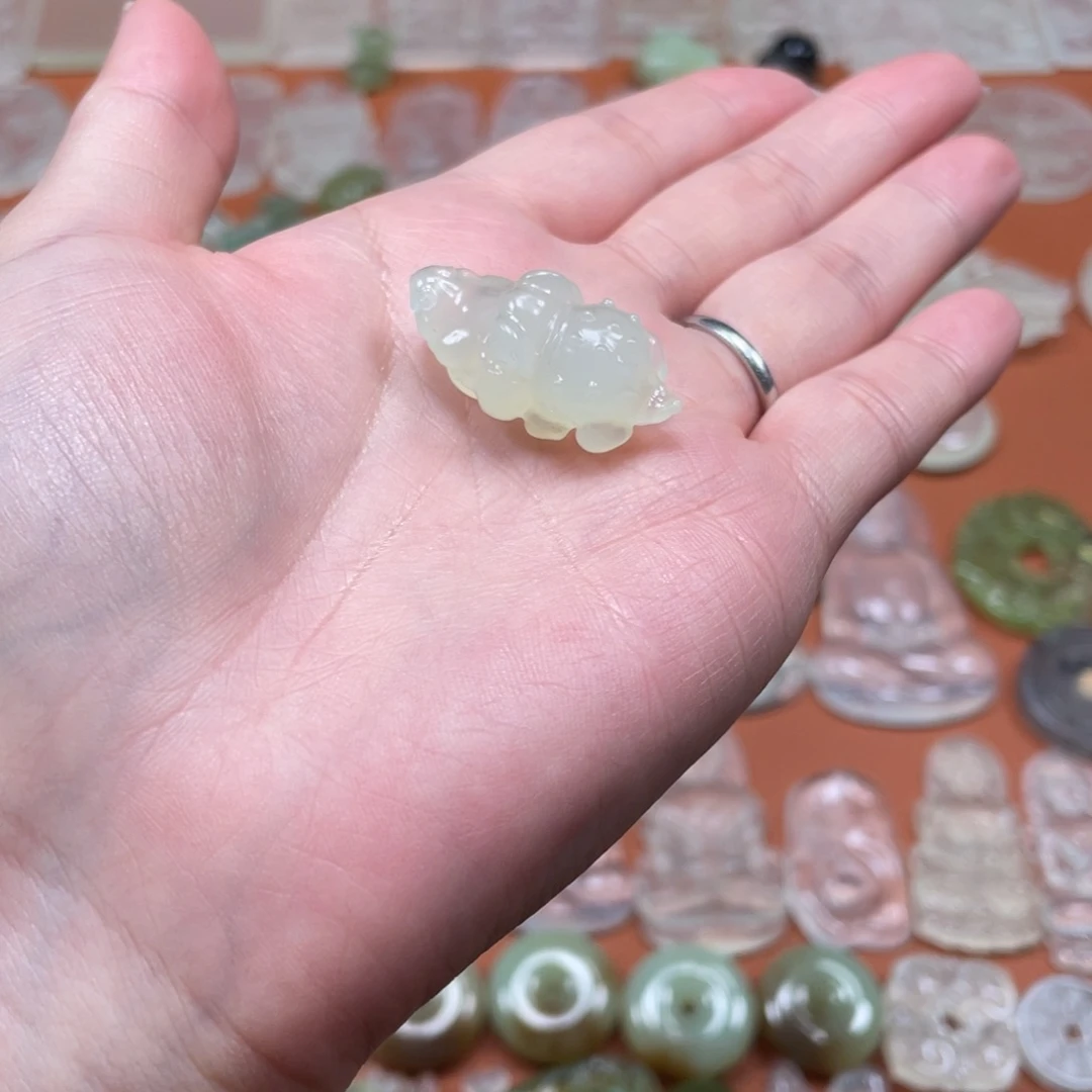 饿***子蛇纹石玉未镶嵌颈饰