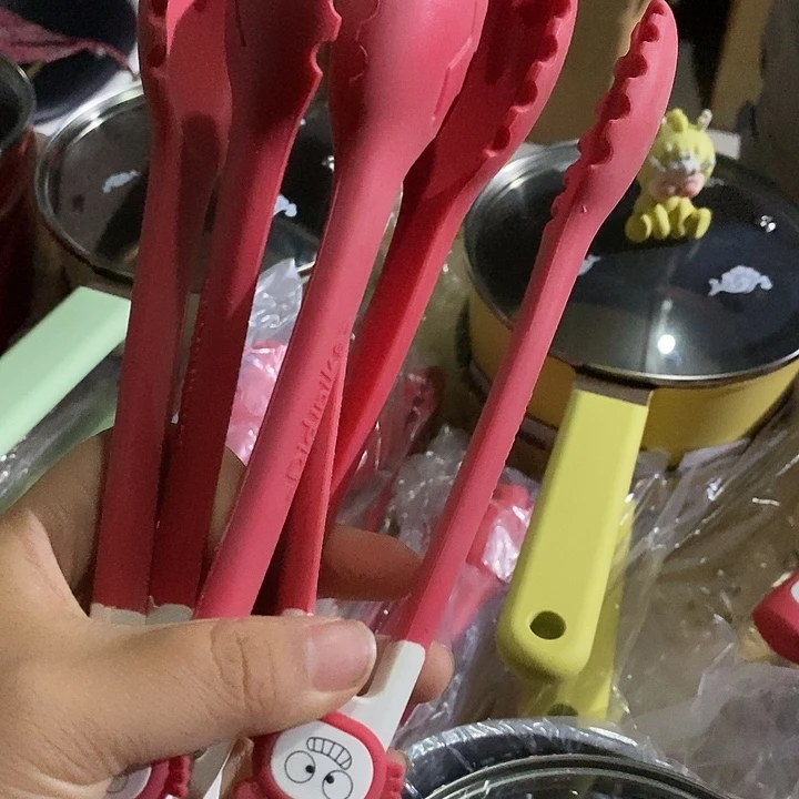 红色夹子脏了的有灰尘