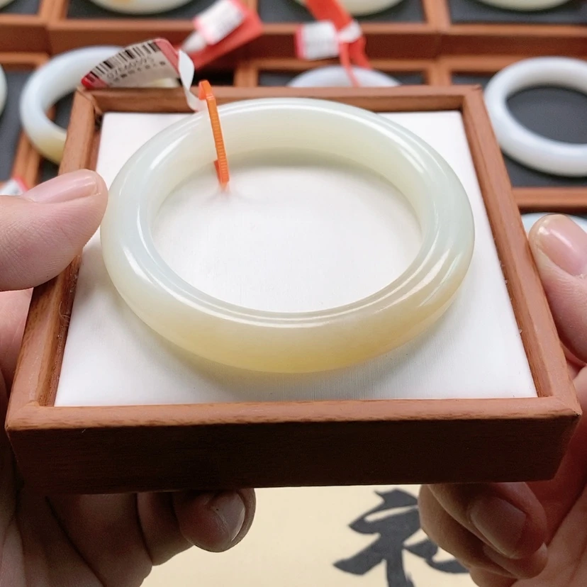 【闪购商品】未镶嵌手镯和田玉