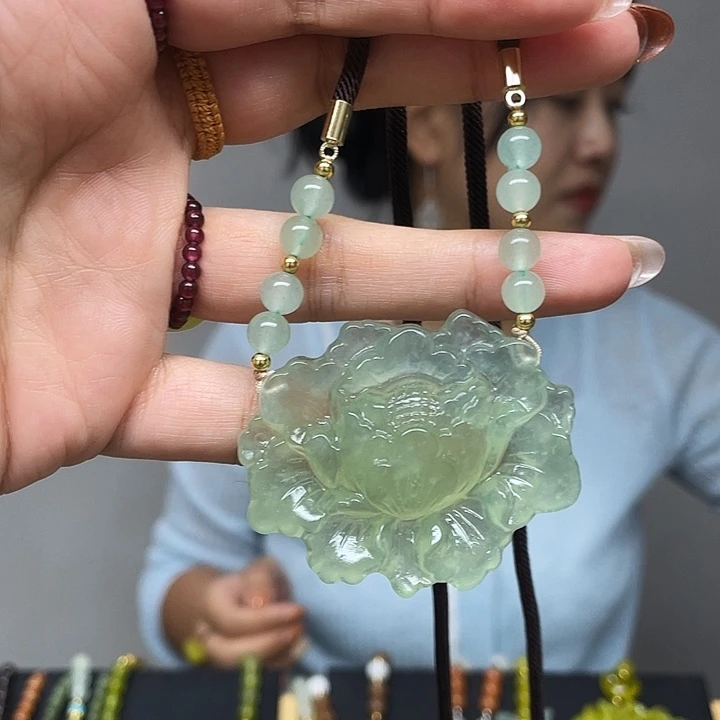 蛇纹石玉未镶嵌颈饰