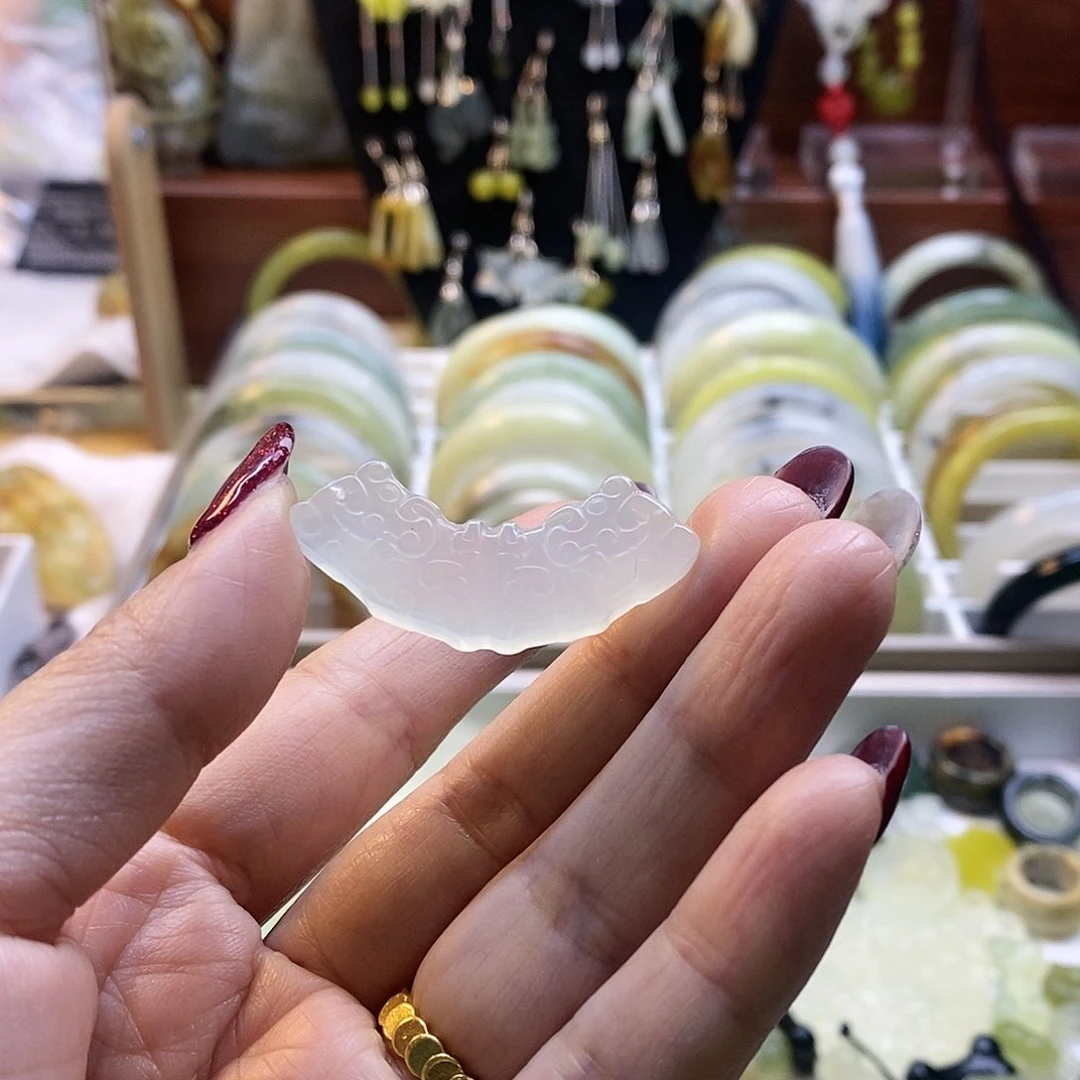 蛇纹石玉手镯未镶嵌乐**?