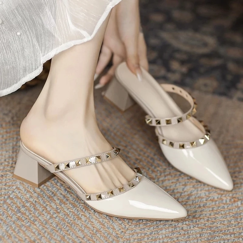 G年新款尖头粗跟2025高级感包头拖一脚蹬中跟铆钉法式外穿半拖鞋