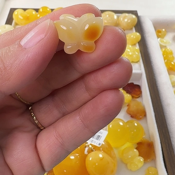 琥珀未镶嵌吊坠(不含链)蝴蝶