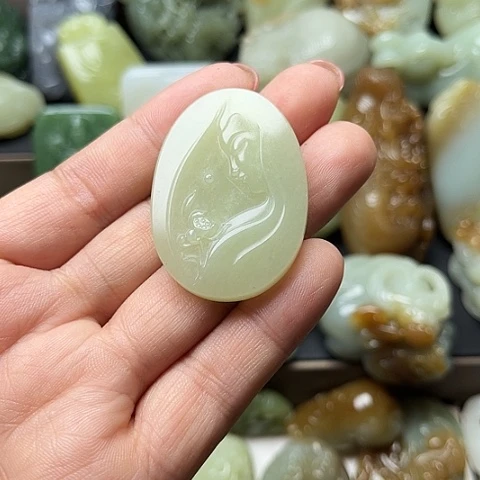 颈饰未镶嵌和田玉龍**人