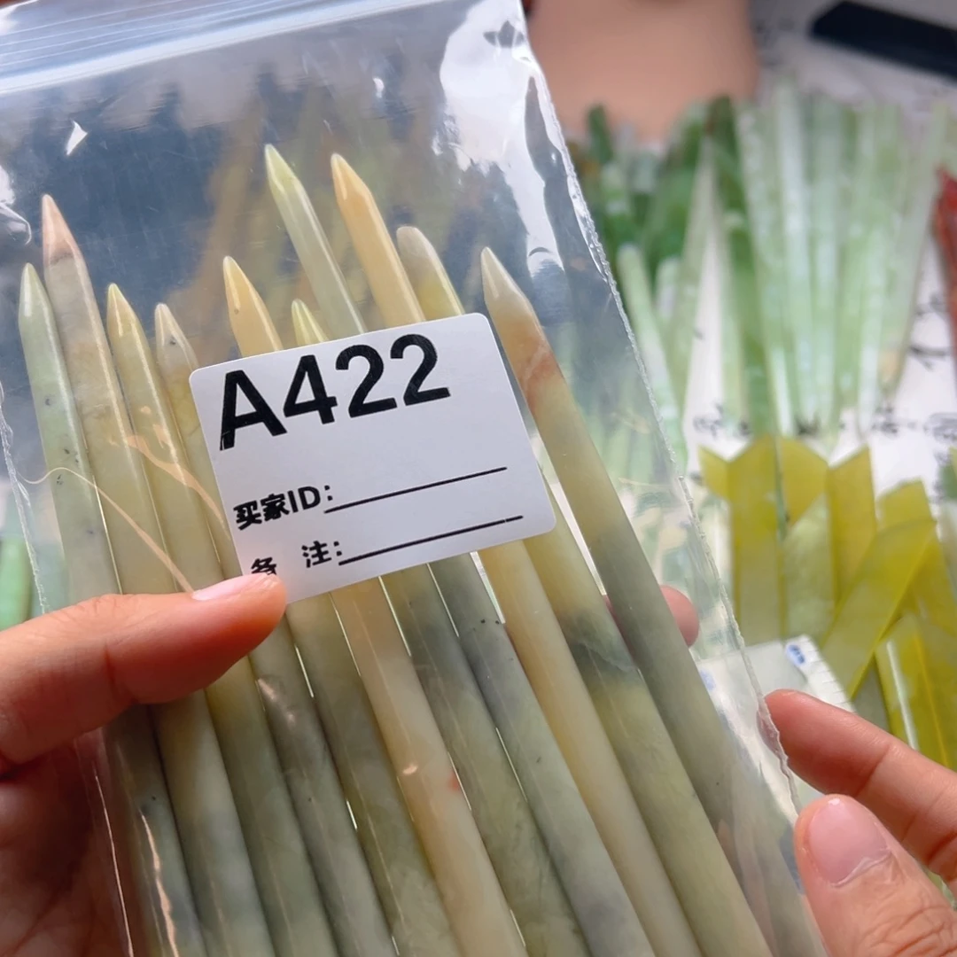 -***瘋未镶嵌蛇纹石玉颈饰
