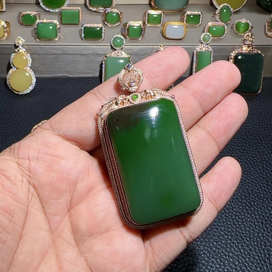 和田玉（碧玉）18K金镶嵌挂件