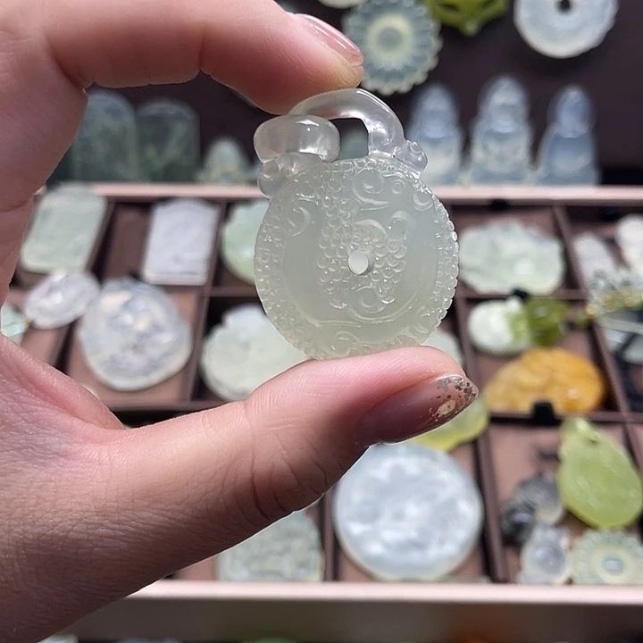 未镶嵌岫玉吊坠(赠链)