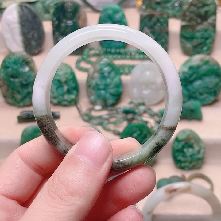 未镶嵌独山玉手镯
