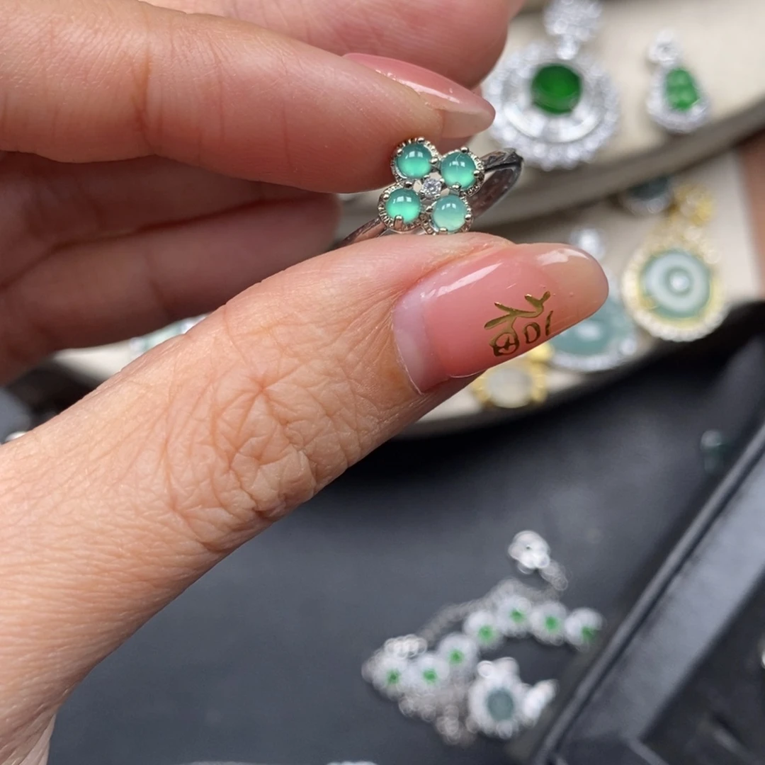 翡翠颈饰未镶嵌翡翠