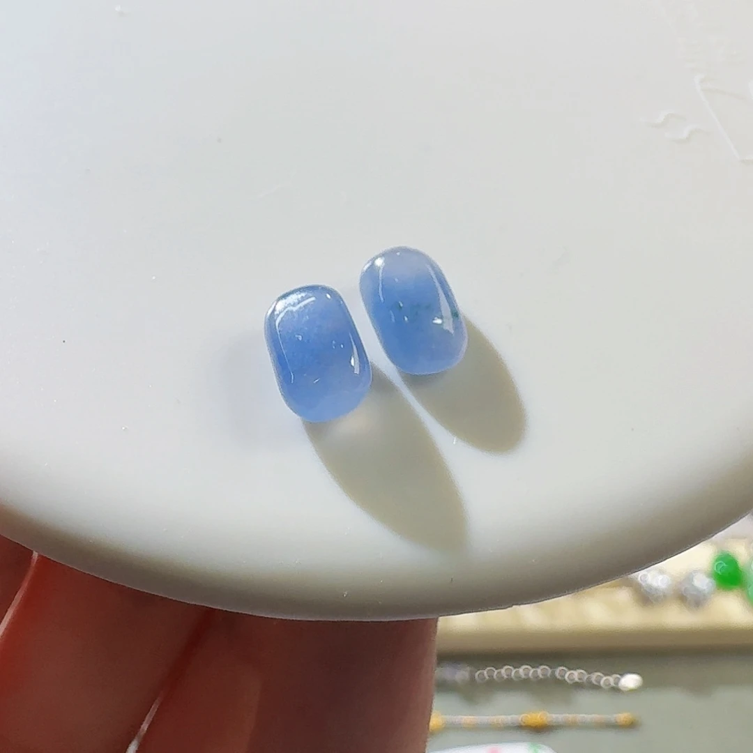 翡翠未镶嵌颈饰一对