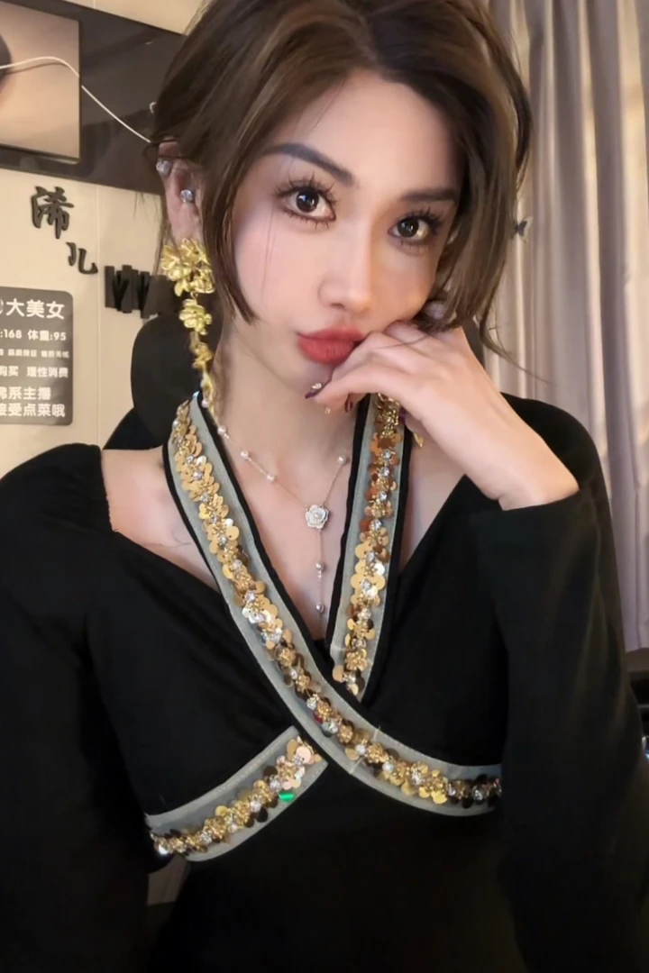 辣妹纯欲风性感挂脖镶钻长袖连衣裙修身显瘦气质包臀裙