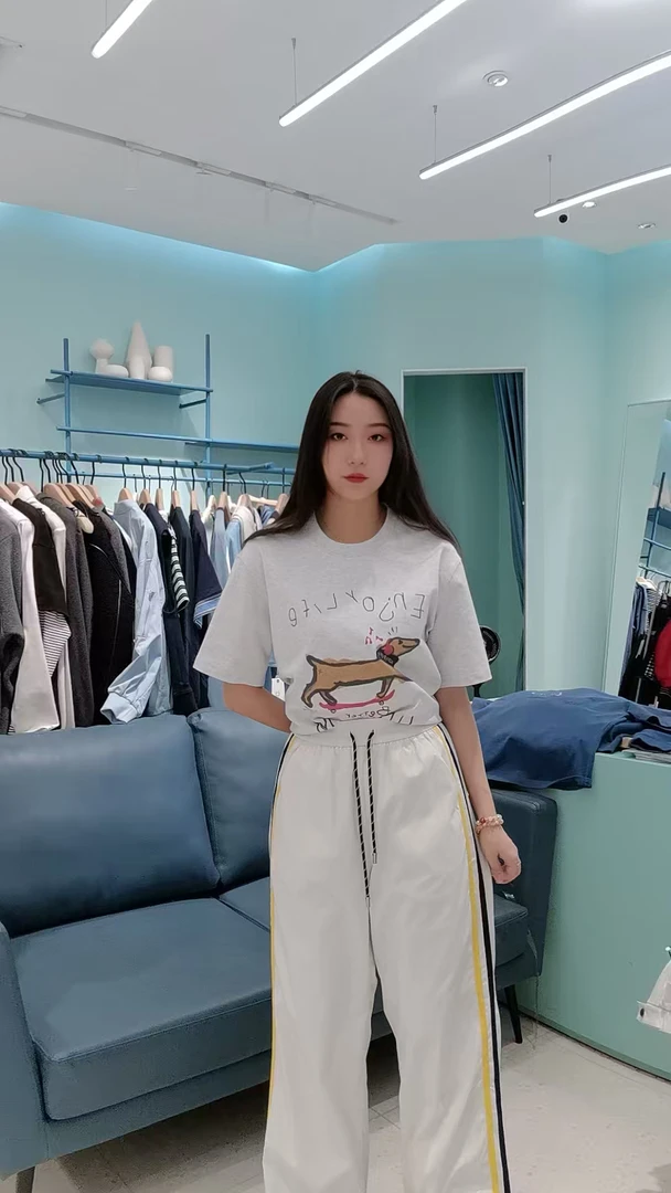 米色松紧腰凉皮胶囊裤