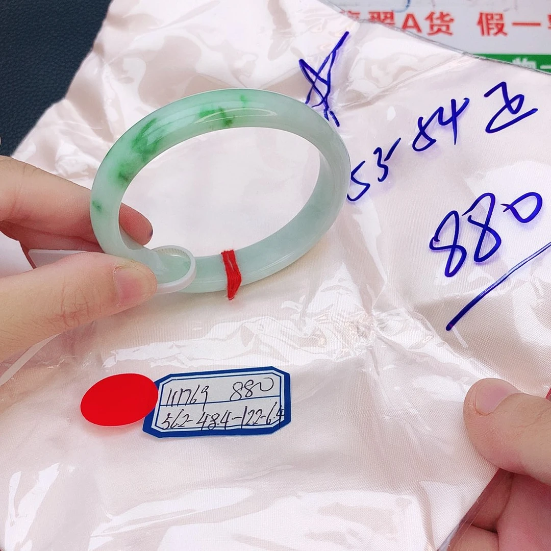 翡翠手镯未镶嵌翡翠