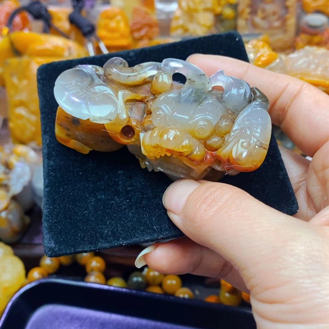 未镶嵌石英质玉（黄龙玉）颈饰