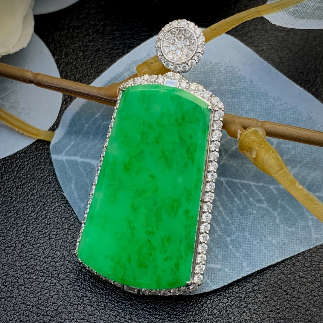 猪宝行18K金镶嵌天然缅甸a货翡翠飘阳绿色花时尚精美无事牌吊坠