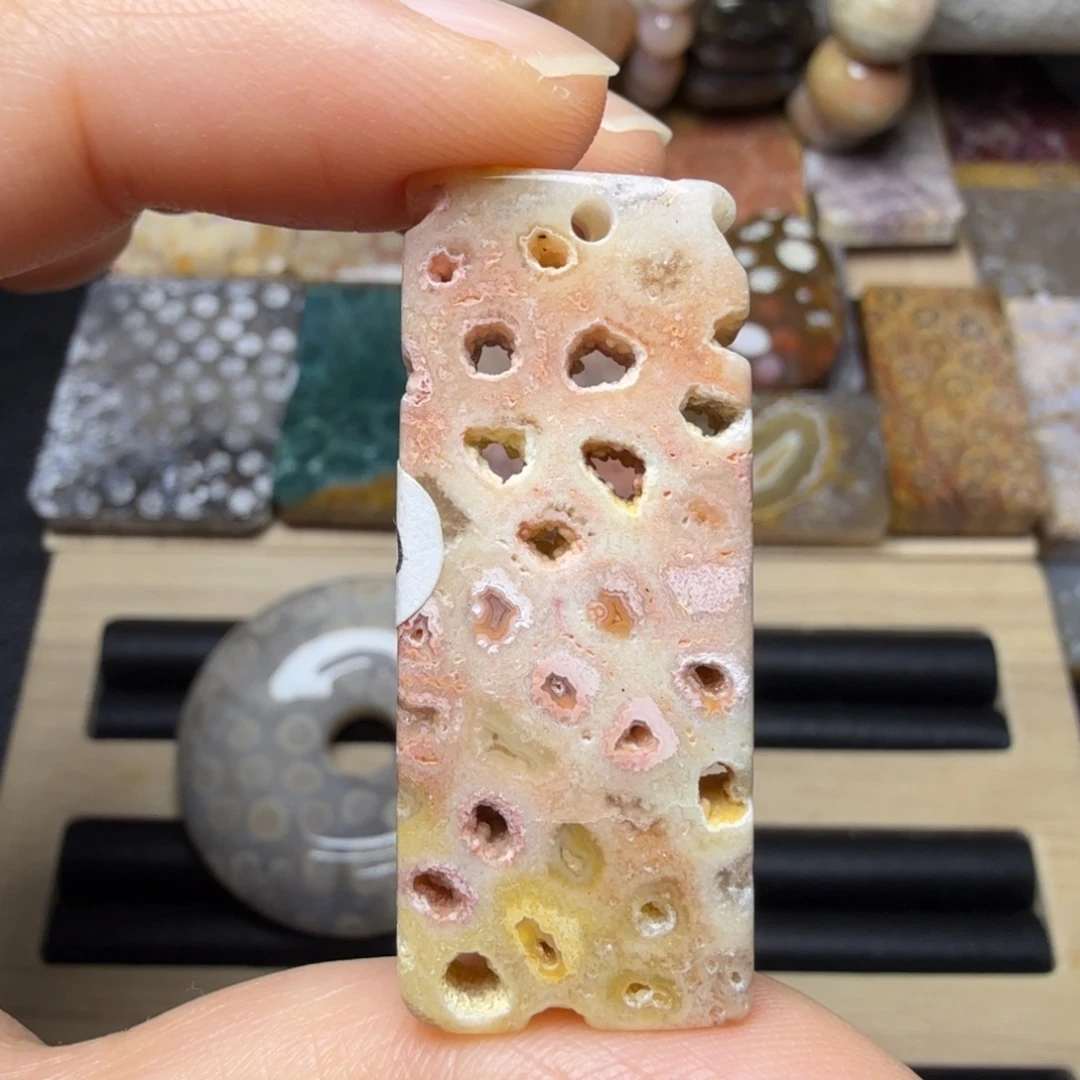 石英质玉未镶嵌粉黄洞洞牌