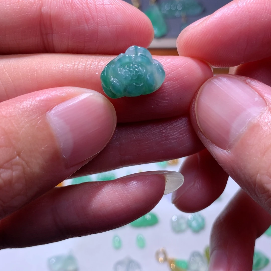 翡翠未镶嵌颈饰莲花