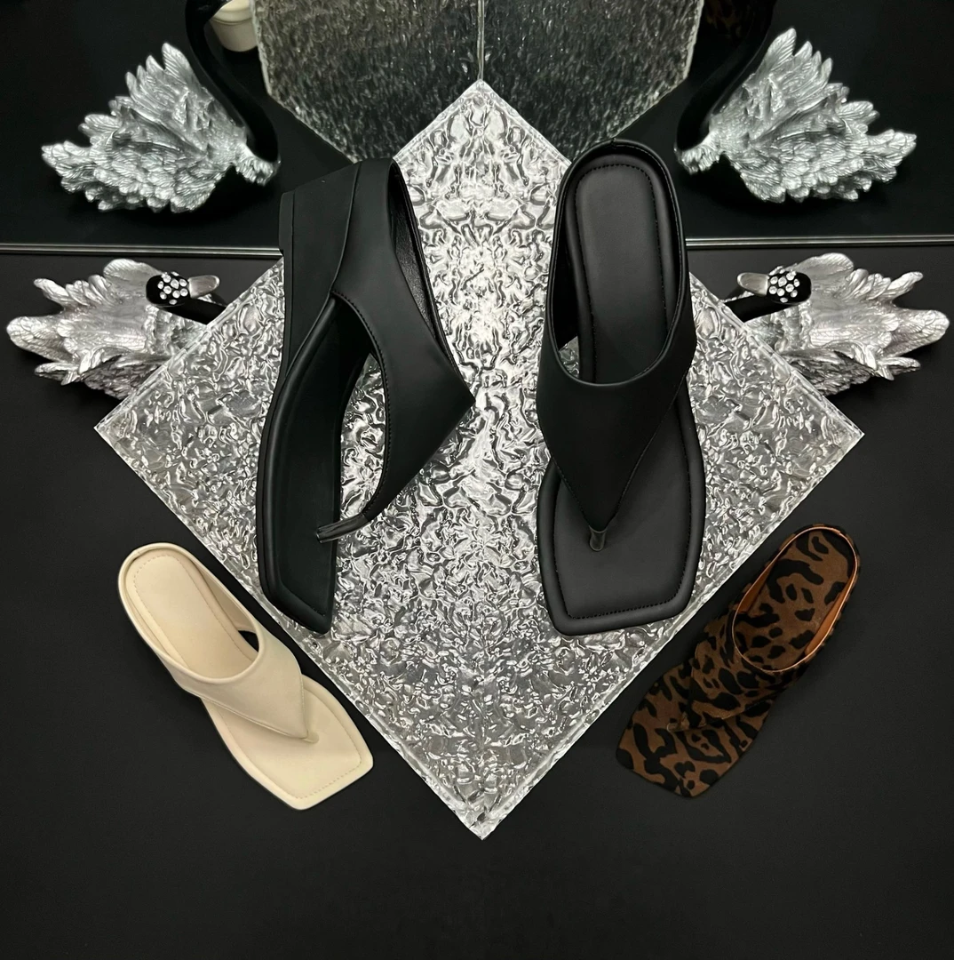 2025夏厚底沙滩人字拖鞋小个子增高女外穿圆头坡跟夹趾拖鞋