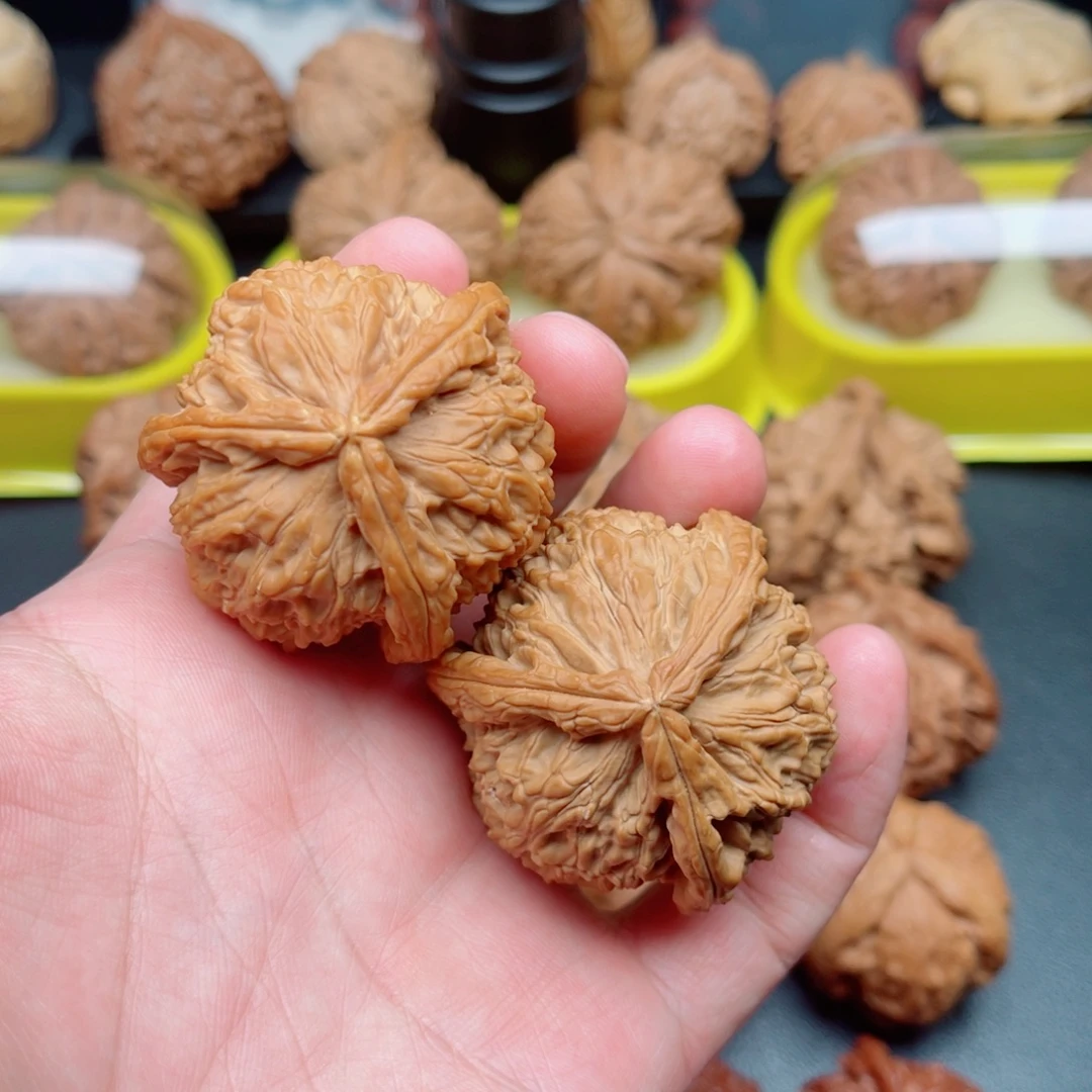 文玩核桃吊坠白狮子三棱43×43×42