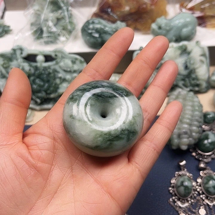 透闪石-蛇纹石玉未镶嵌颈饰