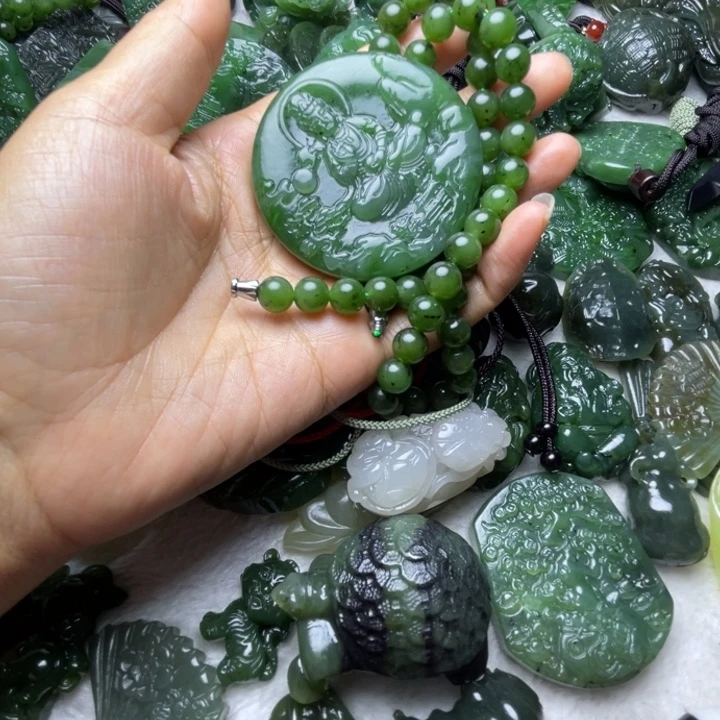 輝***哥和田玉未镶嵌颈饰